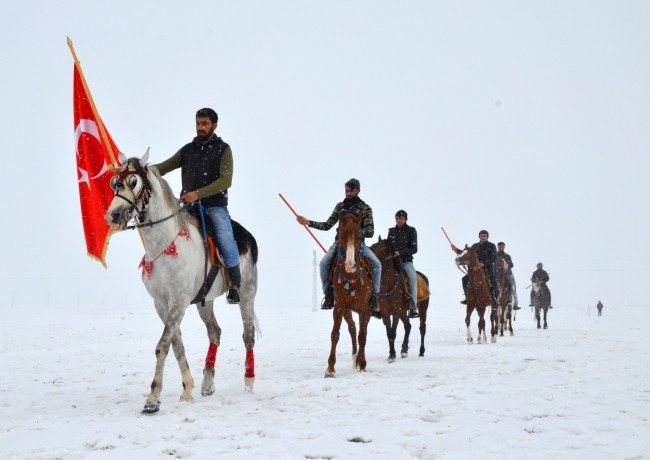 Kars’ta gençler kar üstünde cirit oynadı: Ata sporumuzu onlar yaşatıyor