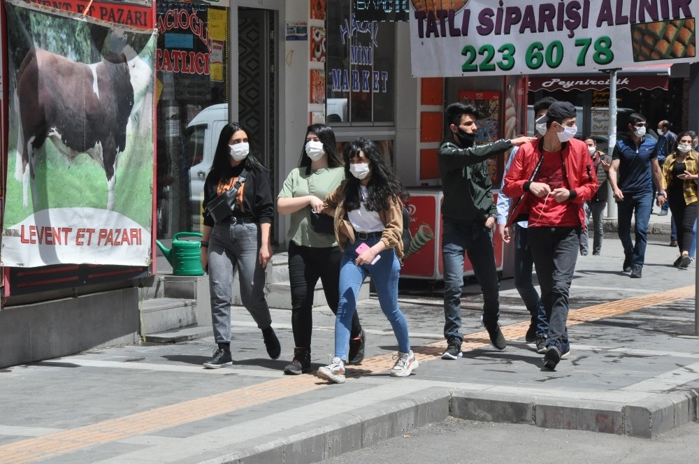 Kars’ta gençler sokağa çıktı 