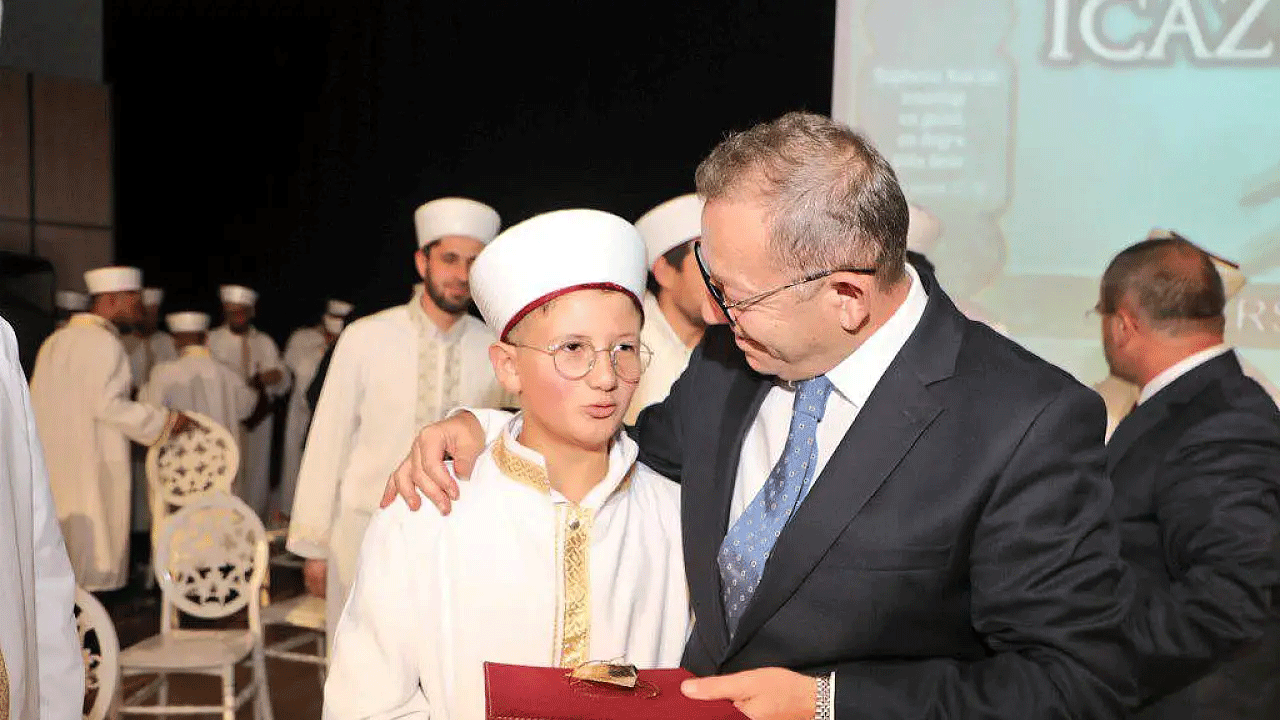 Kars'ta hafızlar büyük gününü yaşadı! 60 öğrenci icazet belgelerini aldı