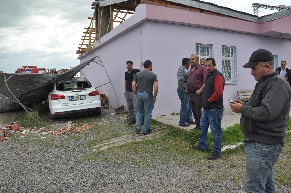 Kars’ta hortum 5 tonluk kamyonu devirdi 