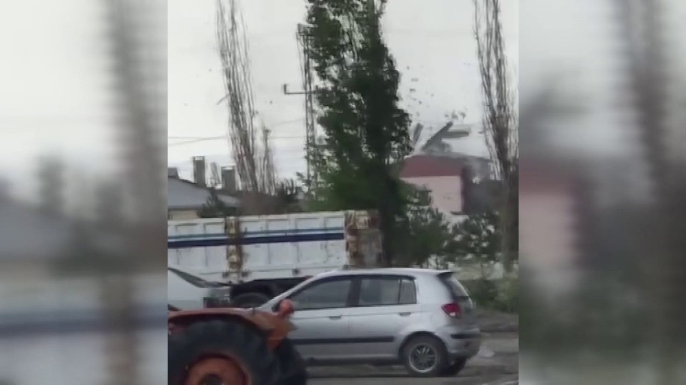Kars’ta hortum binaların çatılarını uçurdu 