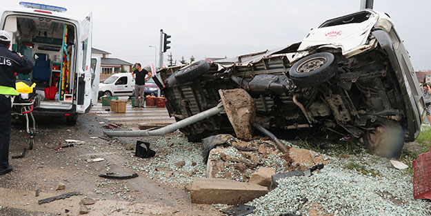 Kars'ta iki otomobil birbirine girdi: Yaralılar var