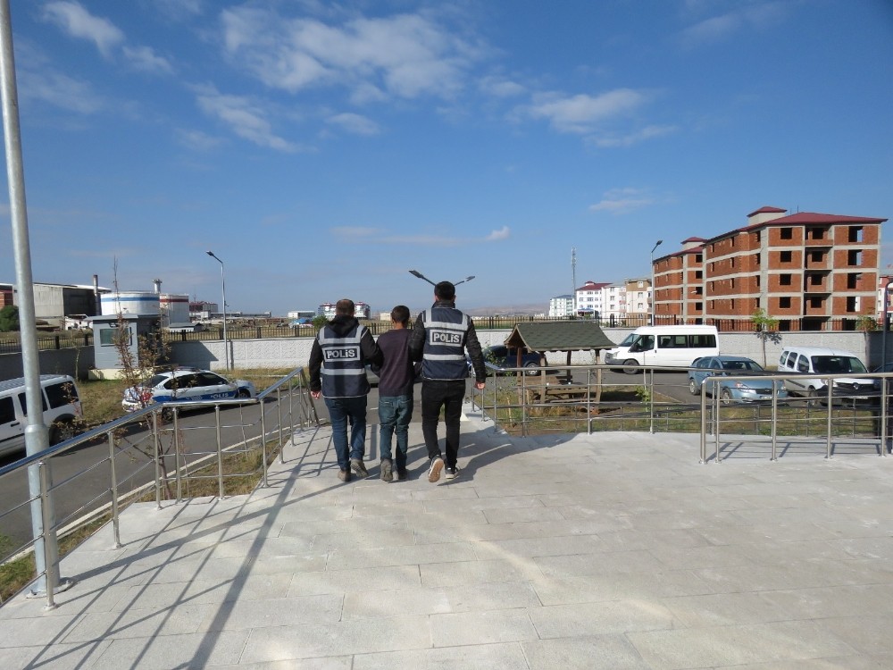 Kars’ta işyeri hırsızı yakayı ele verdi 
