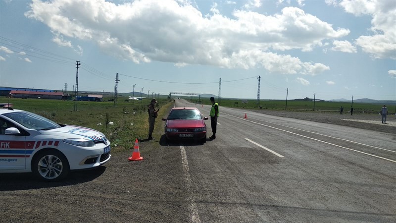 Kars’ta jandarma trafik uygulamasını sürdürüyor 