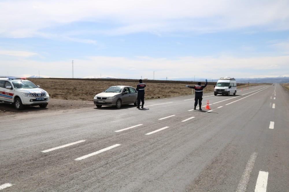Kars’ta jandarmadan cep telefonu ve kırmızı ışık uygulaması 