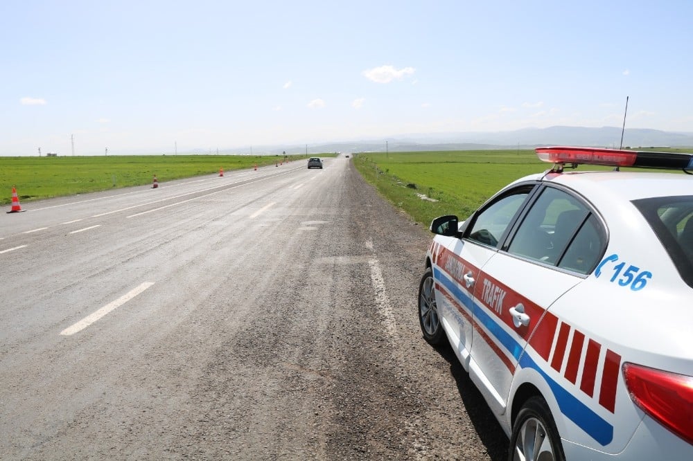 Kars’ta jandarmadan trafik uygulaması 
