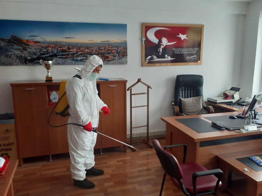 Kars’ta kamu kurumları dezenfekte ediliyor 