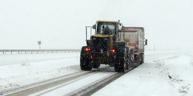 Kars'ta kar ve tipi ulaşımı felç etti