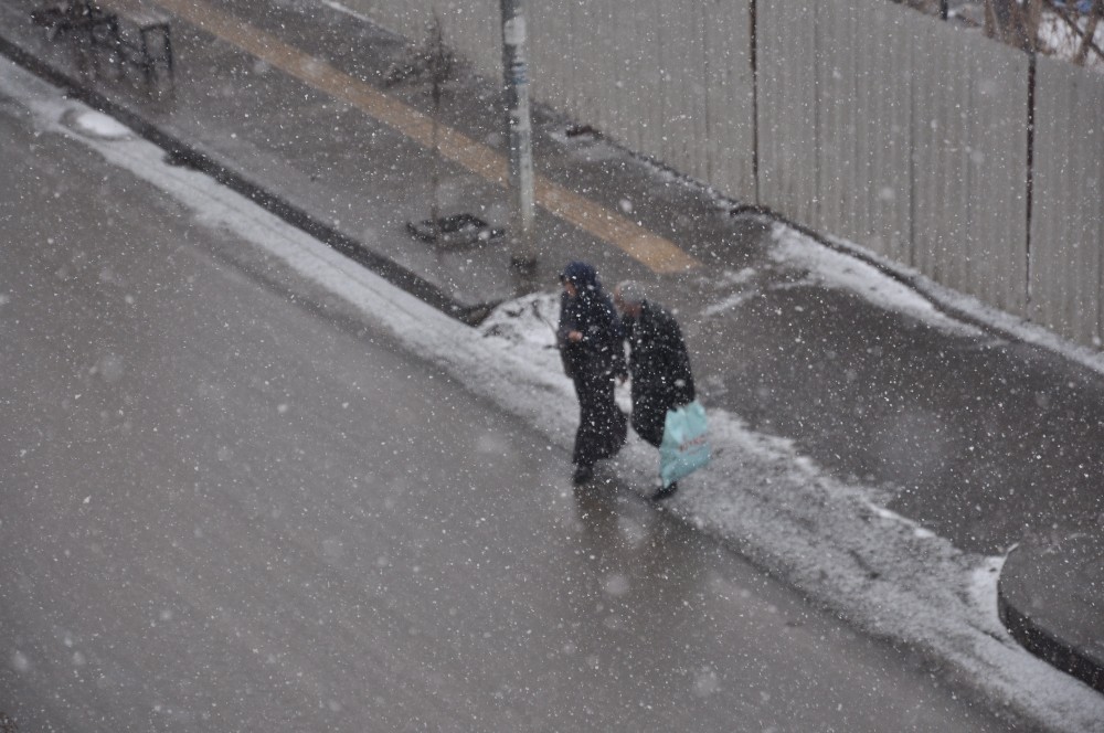 Kars’ta kar yağışı başladı 