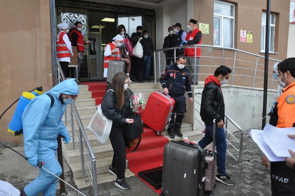 Kars’ta karantina süreleri dolan 103 kişi memleketlerine gönderildi 