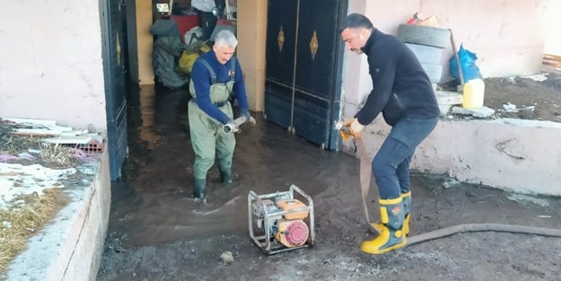 Kars'ta karlar eriyince evleri su bastı