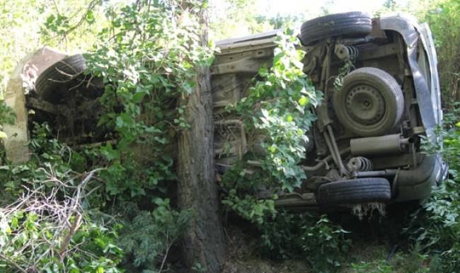 Kars'ta kaza yapan aracı gelin ve damat fark etti