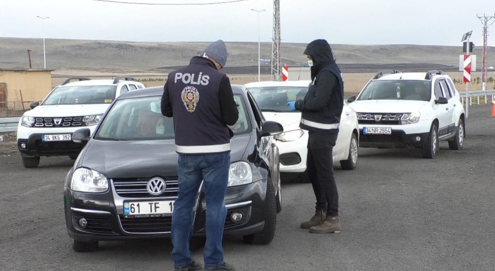 Kars’ta kent giriş-çıkışında korona denetimi 