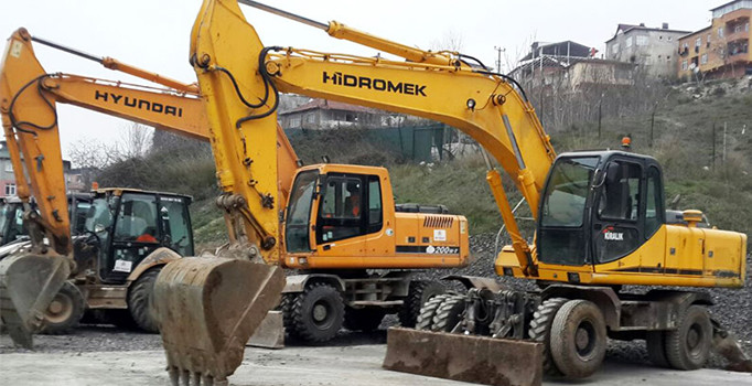 Kars'ta kepçenin patlattığı boru mahalleyi sular altında bıraktı