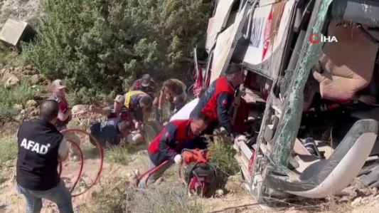 Kars'ta korkunç kaza! Yolcu otobüsü Karakurt Viyadüğü'nden düştü: Çok sayıda ölü ve yaralı var...
