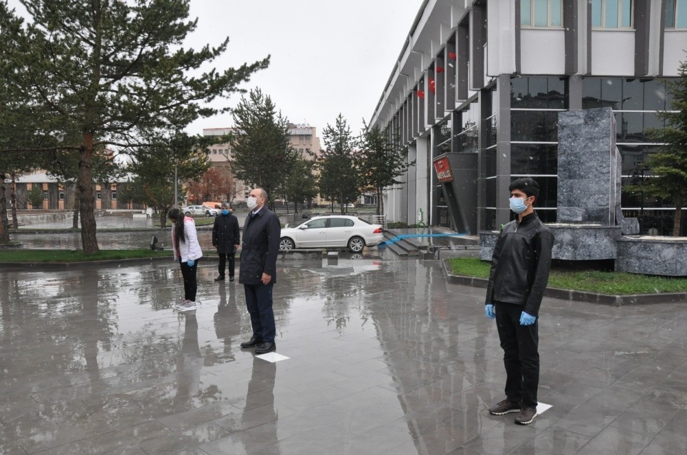 Kars’ta korona virüs önlemli 23 Nisan programı düzenlendi 