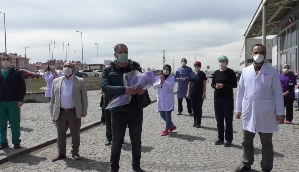 Kars’ta koronavirüs tedavisi tamamlanan hasta taburcu oldu 
