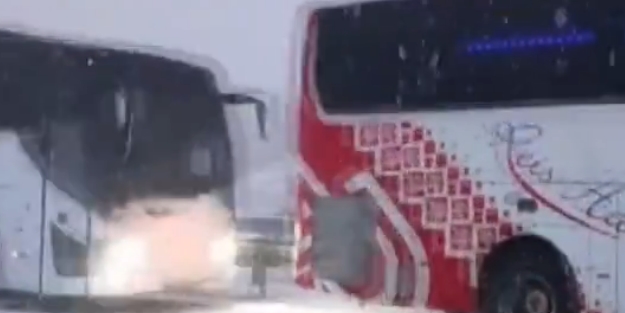 Kars’ta meydana gelen zincirleme kaza anı böyle görüntülendi