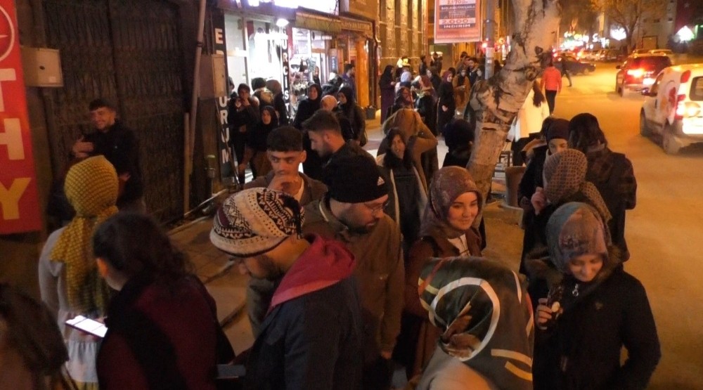 Kars’ta öğrenciler bilet kuyrukları oluşturdu 