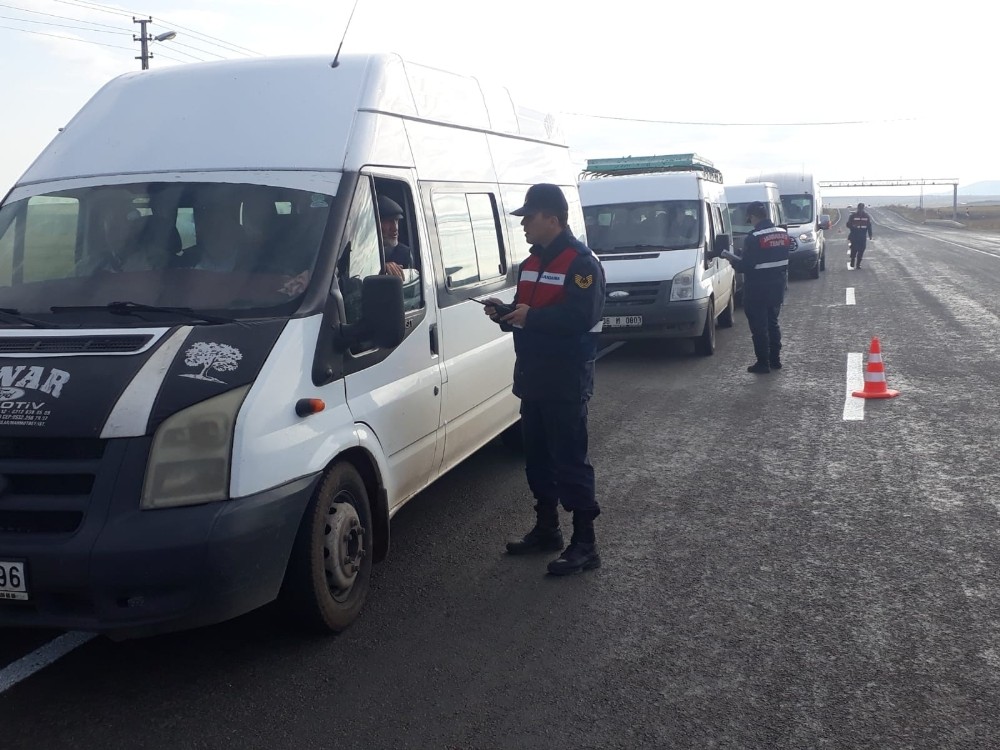Kars’ta okul servislerine jandarmadan denetim 
