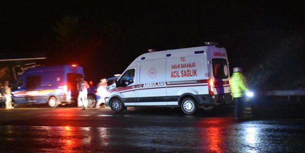 Kars'ta otomobil ile tır çarpıştı, 4 ölü, 1 yarallı