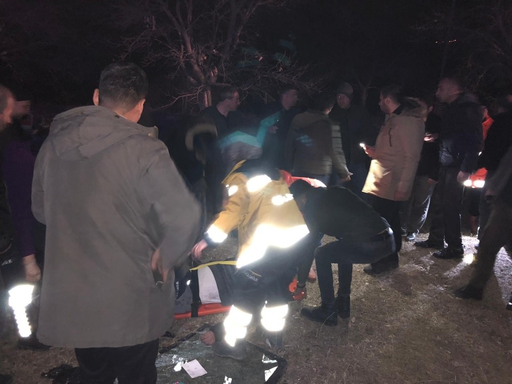 Kars’ta otomobil şarampole uçtu: 2 yaralı 