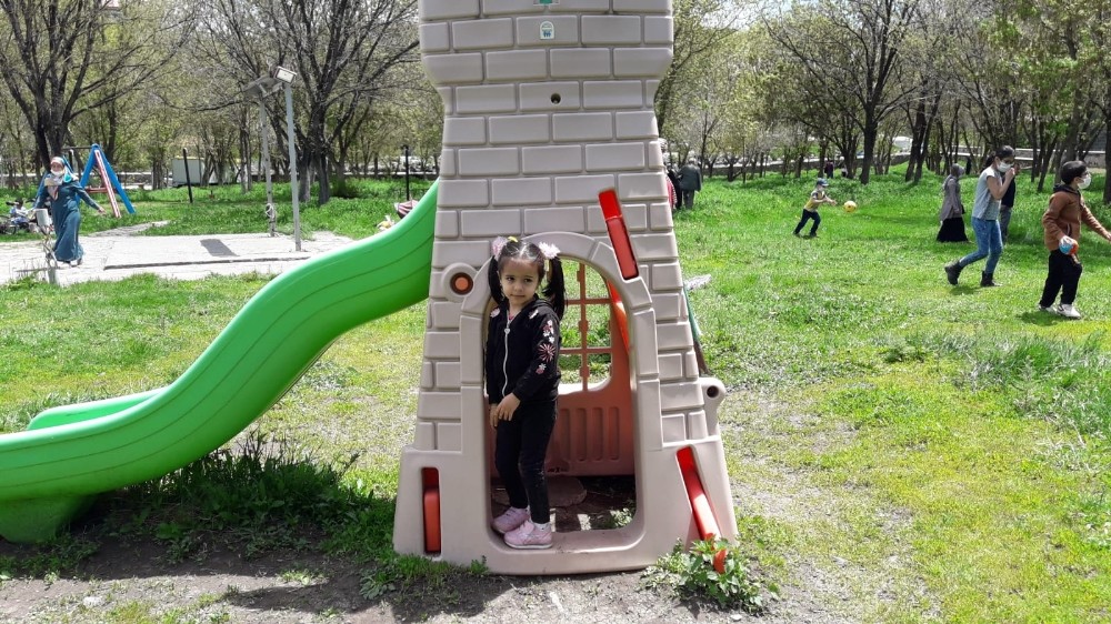Kars’ta parklar çocuklarla şenlendi 