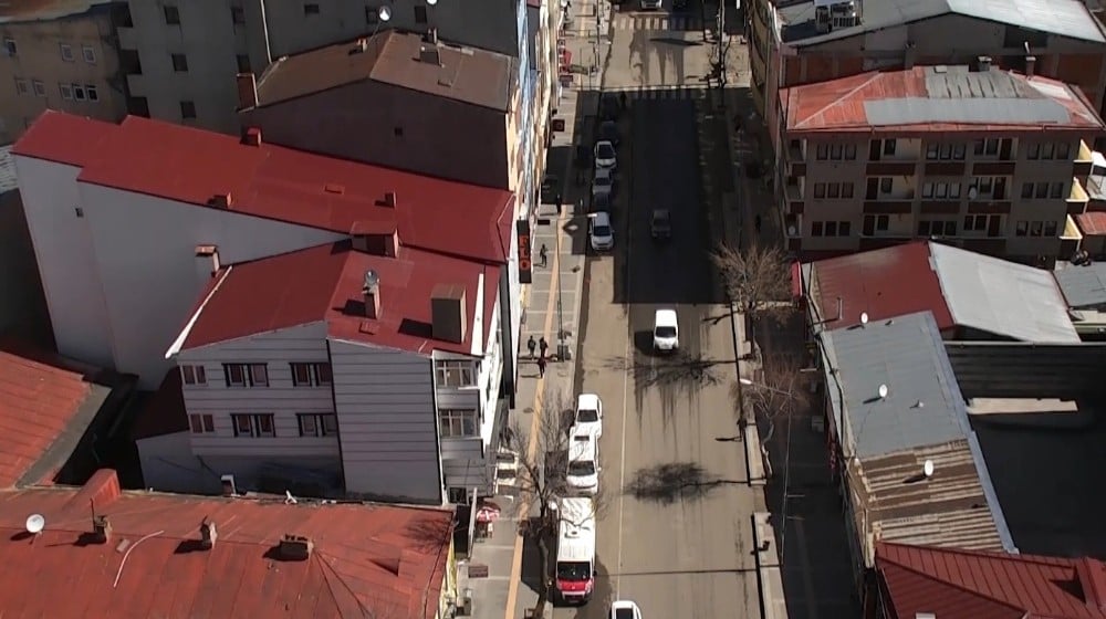 Kars’ta polis drone ile korona virüs uygulaması yaptı 
