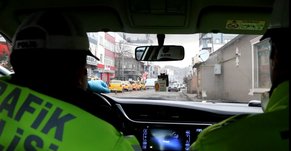 Kars’ta polis vatandaşları evde kal çağrısı yapıyor 