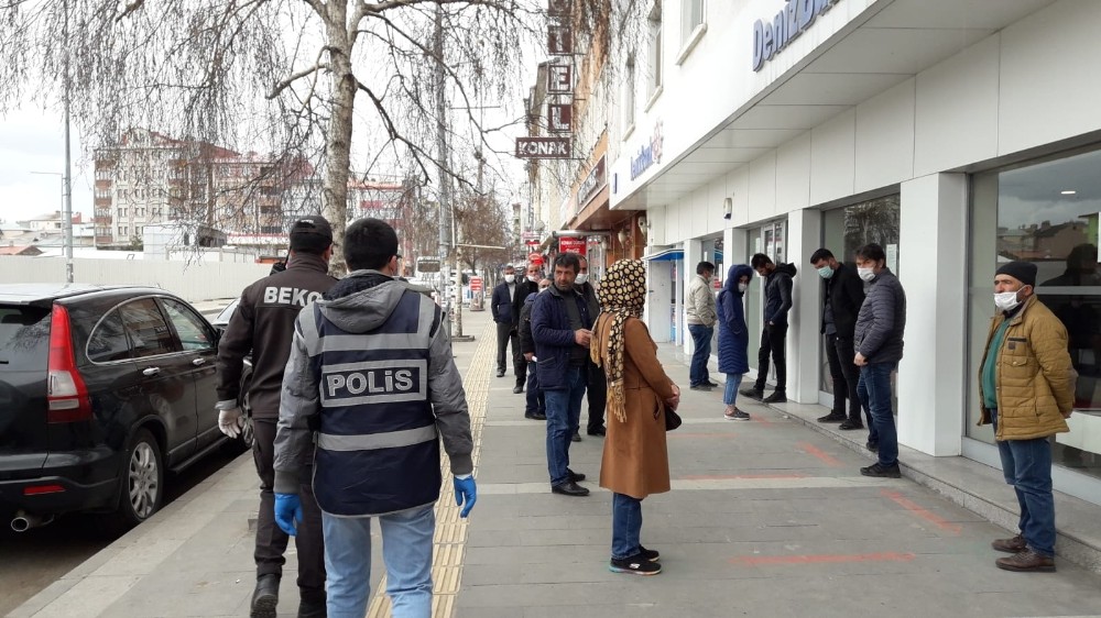 Kars’ta polislerden yoğun korona virüs mesaisi 