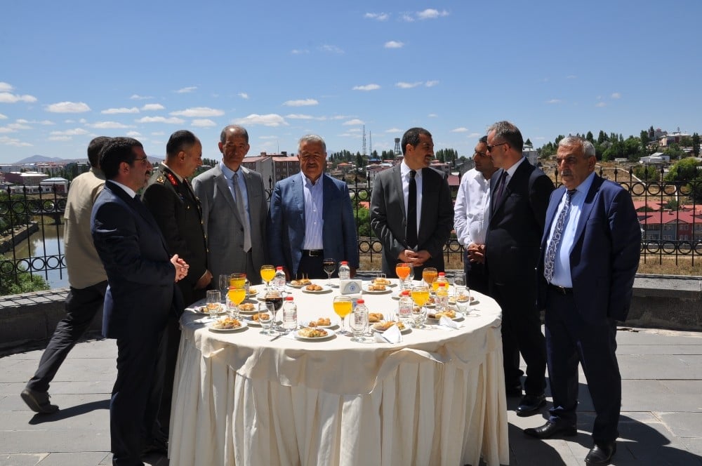 Kars’ta protokol bayramlaştı 
