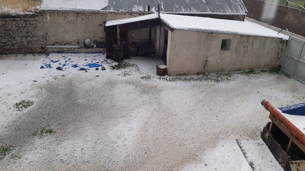 Kars’ta sabah saatlerinde dolu yağışı 