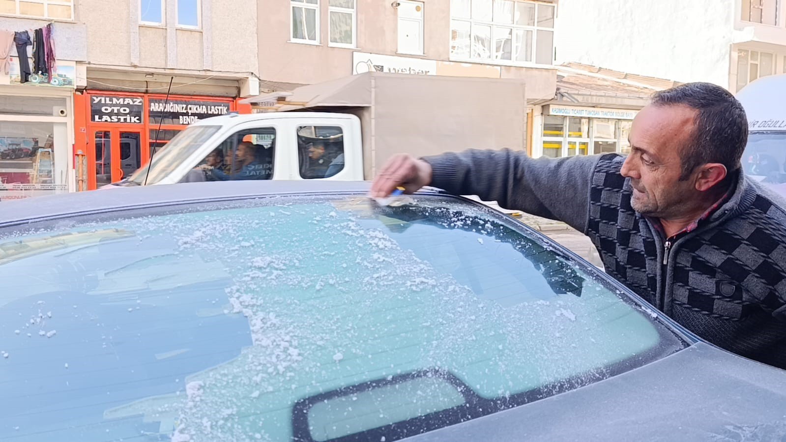Kars’ta sıcaklıklar alarm veriyor! Araç camları buz tuttu