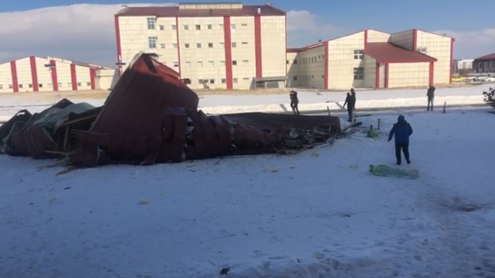 Kars’ta şiddetli rüzgar çatıları uçurdu 