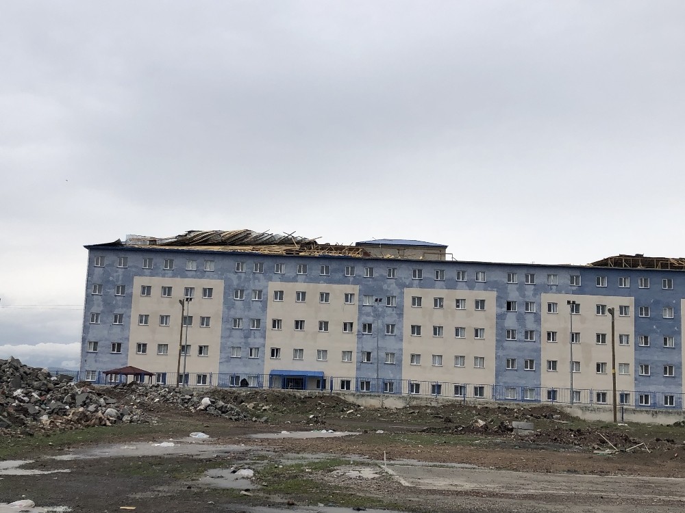 Kars’ta şiddetli rüzgar önüne çıkanı söktü attı 