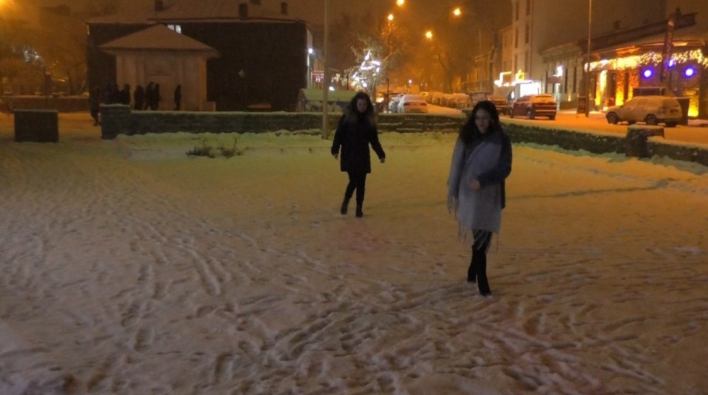Kars’ta soğuk hava yerini kar yağışına bıraktı 