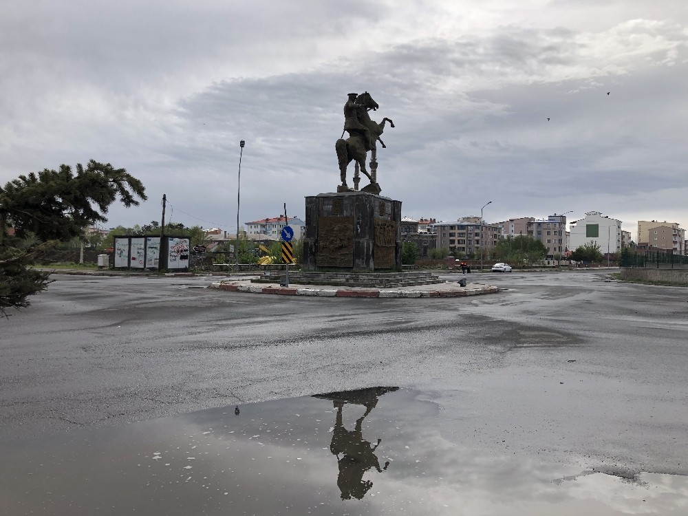 Kars’ta sokaklar boş kaldı 