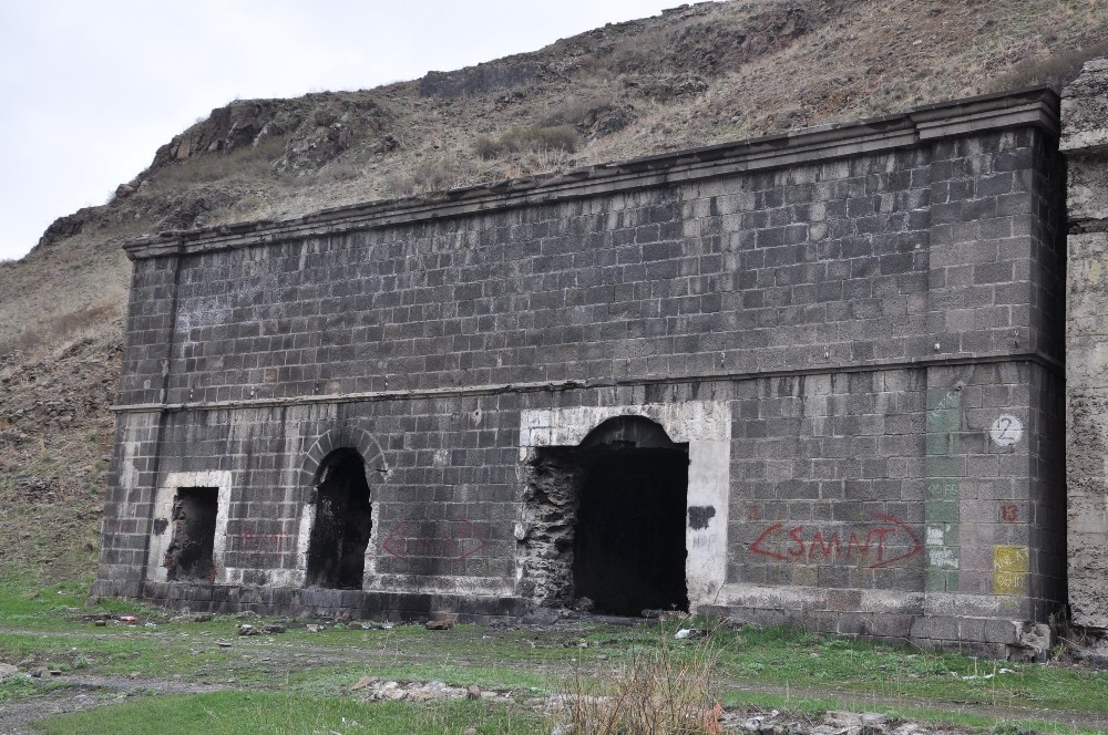 Kars’ta tarihi yapılar yok oluyor 
