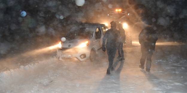 Kars'ta tipi nedeniyle 15 kişi mahsur kaldı