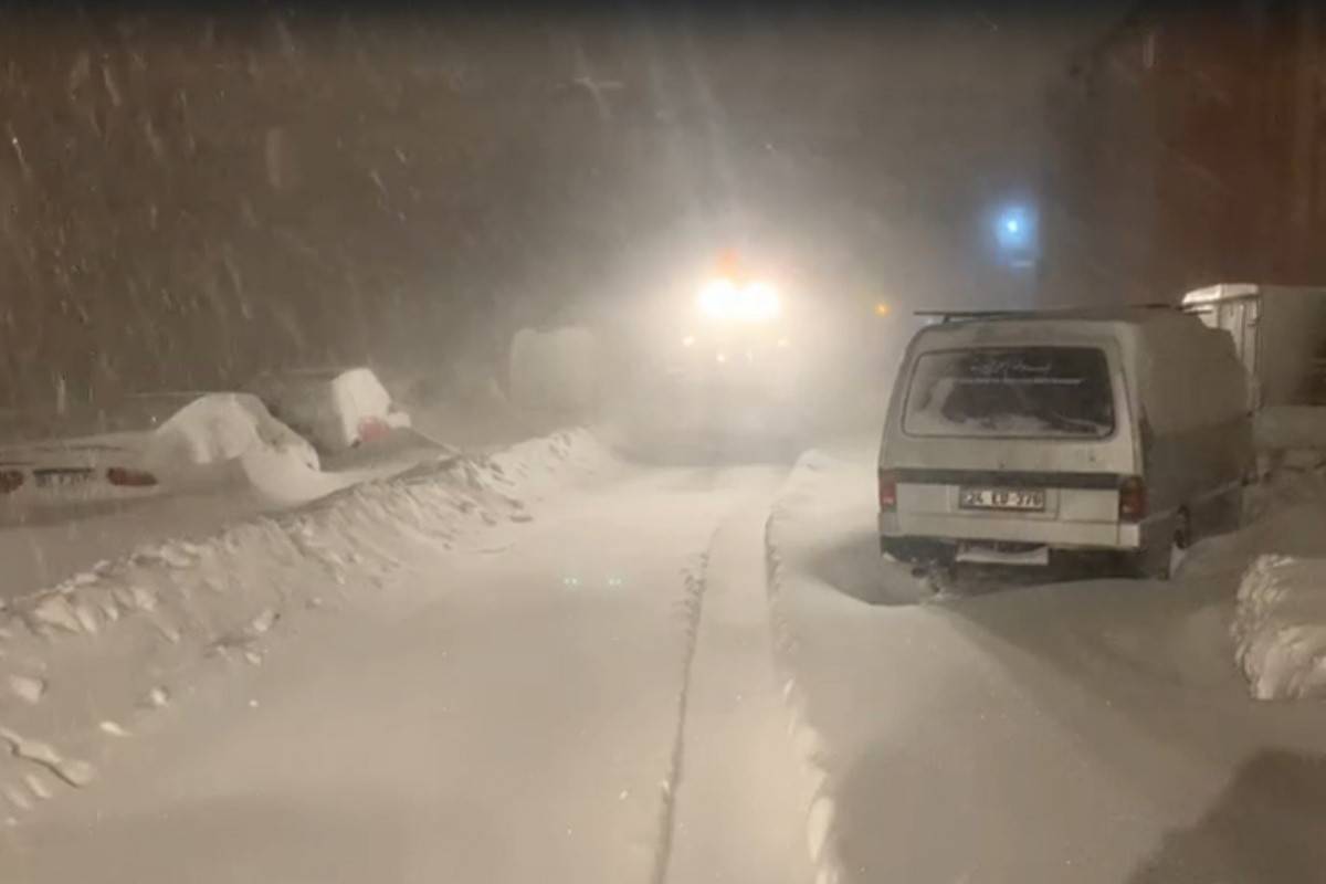 Kars'ta tipi nedeniyle onlarca araç mahsur kaldı