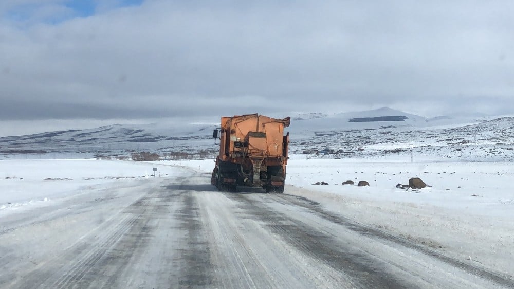 Kars’ta tipiden 181 köy yolu ulaşıma kapandı 