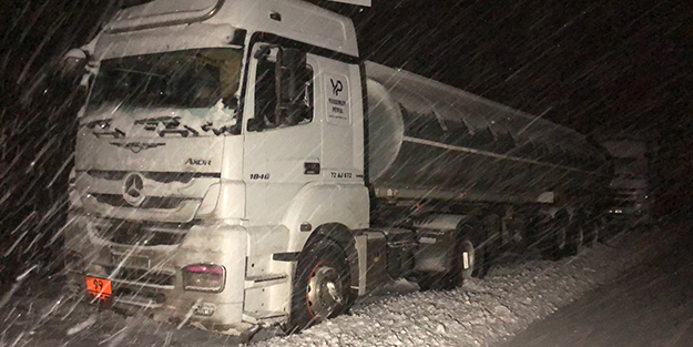 Kars’ta tırlar tipi nedeniyle yolda mahsur kaldı