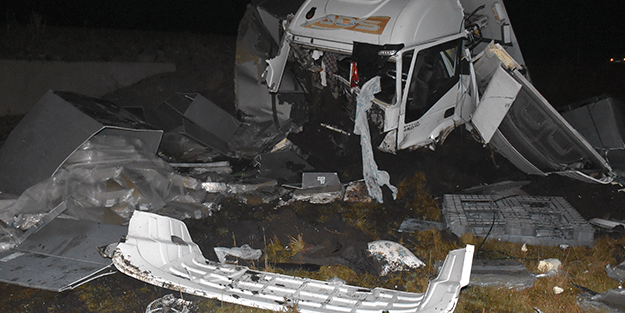 Kars'ta traktör ile tırın çarpıştığı kazada 1 kişi öldü, 1 kişi yaralandı