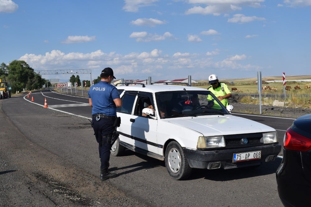 Kars’ta “Türkiye Huzur ve Trafik Uygulaması” yapıldı 
