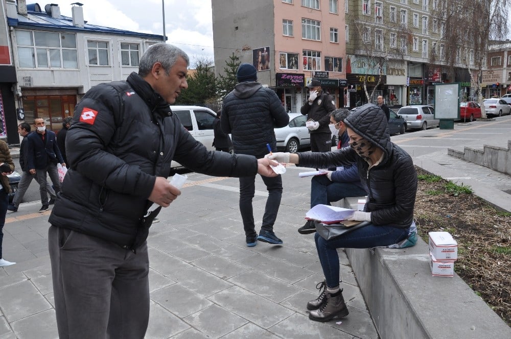 Kars’ta ücretsiz maske dağıtımı devam ediyor 