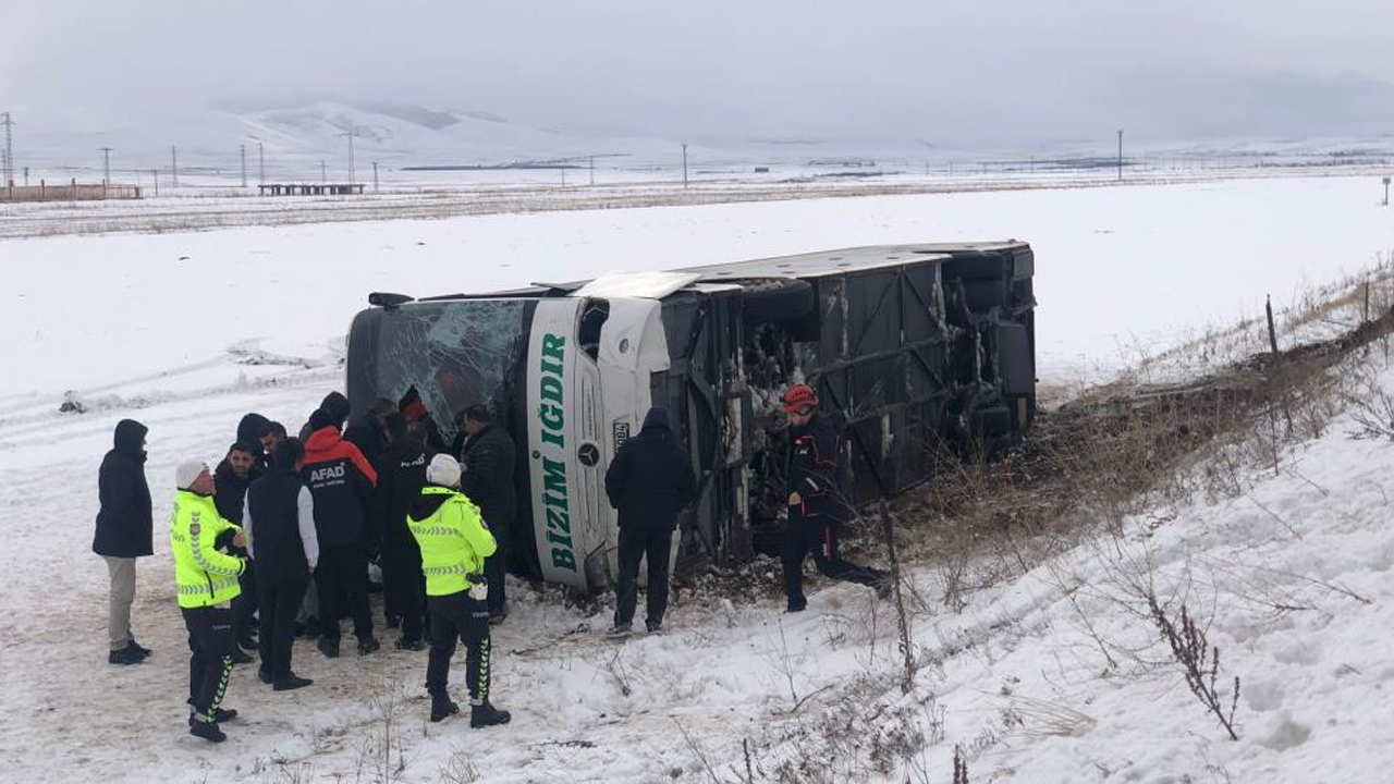 Kars’ta yolcu otobüsü devrildi!