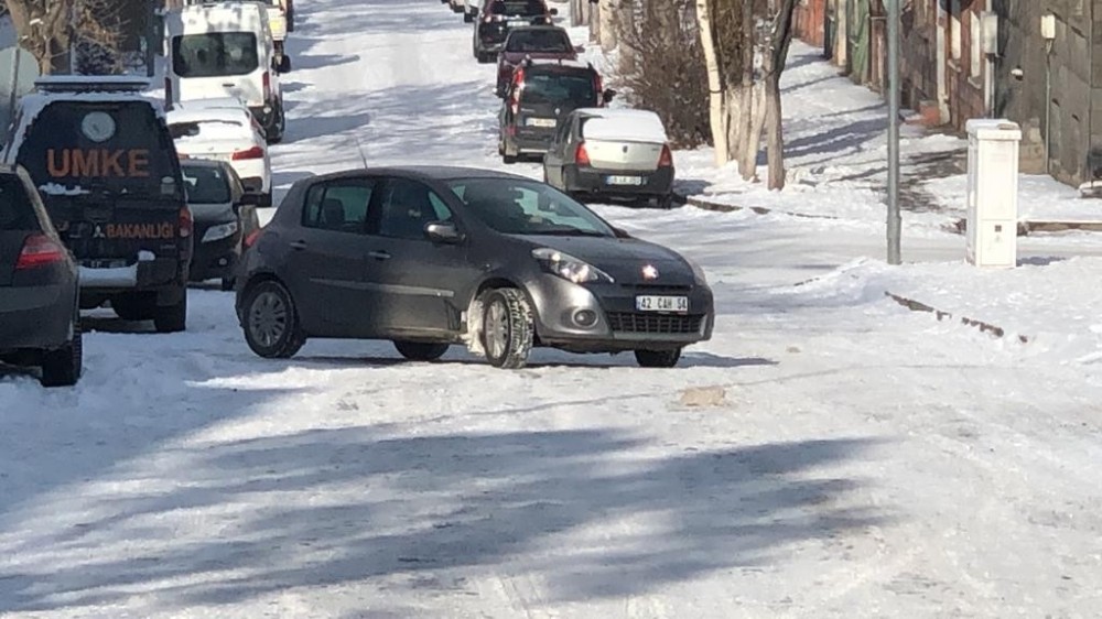 Kars’ta yollar buz pistine döndü 