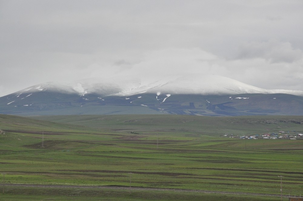 Kars’ta yüksek kesimlere kar yağdı 