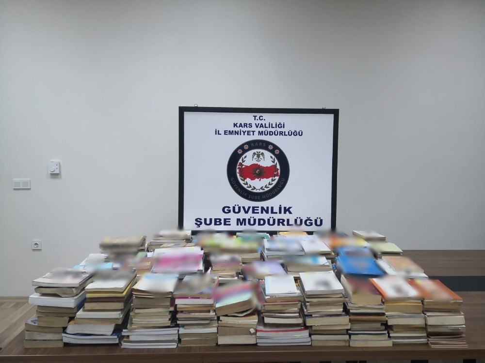 Kars’ta yüzlerce bandrolsüz kitap yakalandı 