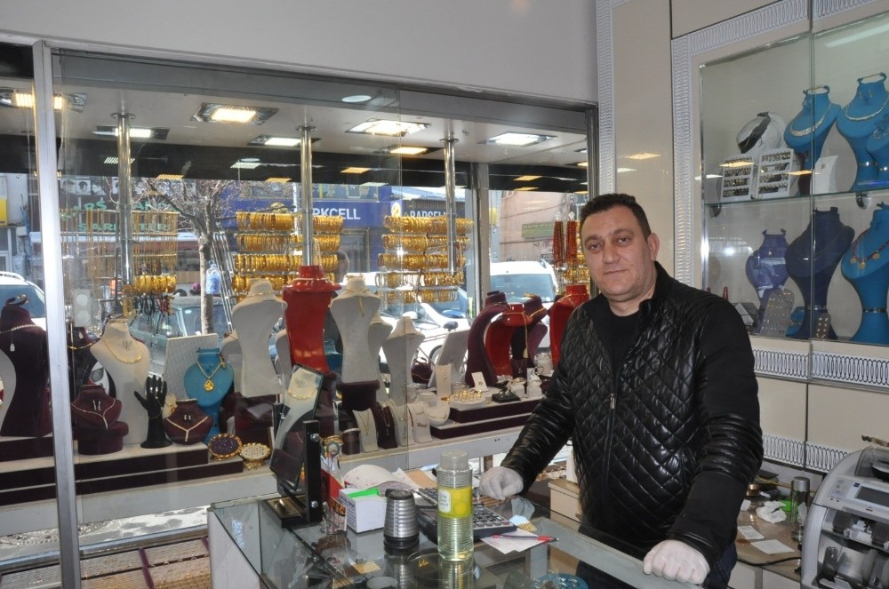 Kars’taki kuyumculardan ‘Koronavirüs’ tedbiri 